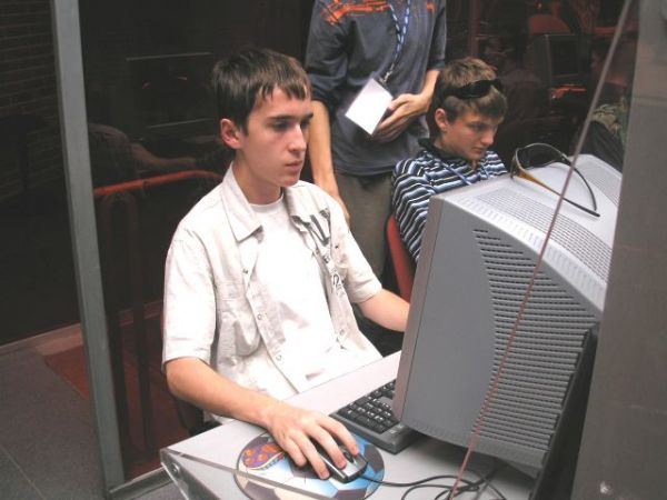 LAN-Party � PG ����� ������� WCG 2006 Russia Finals: kow3.HackeR & WE.JuSt.Rob